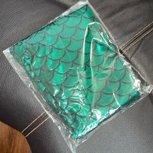Medium mermaid fin green metallic leggings